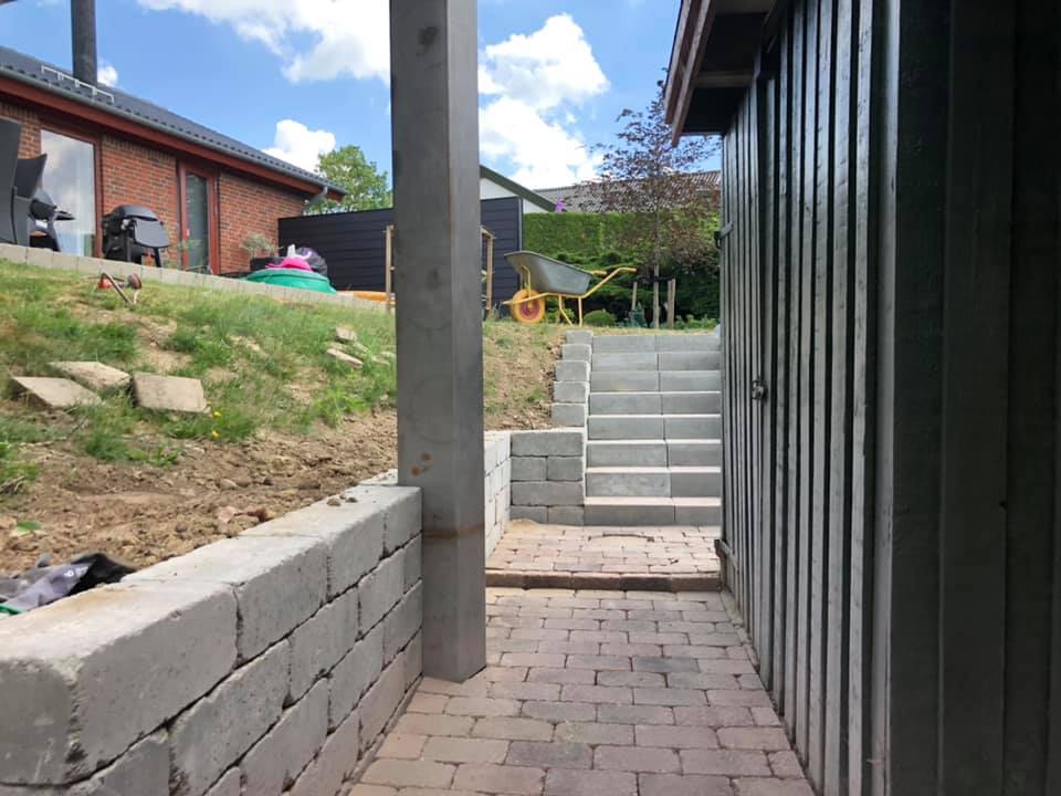 Ny støtte mur og trappe i Rønnede